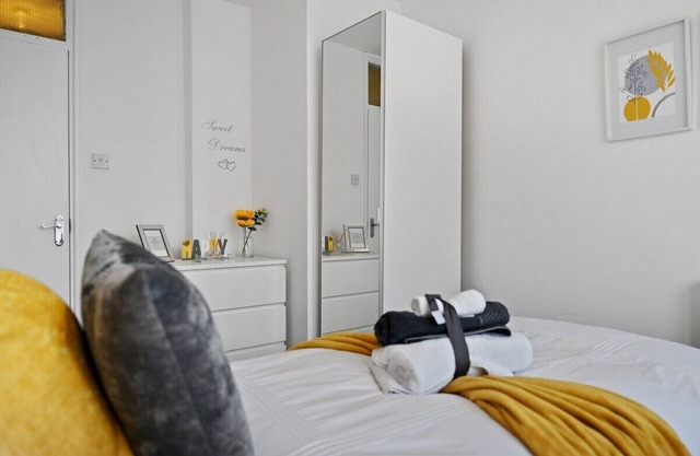 Chic 2-Bed Flat with Workspace, Balcony, Parking