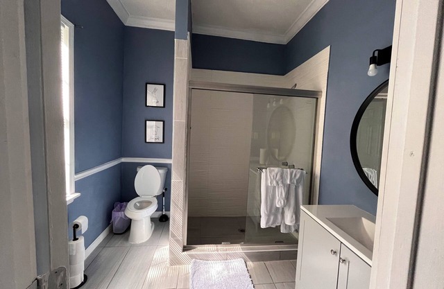 Chic 2 bedroom, 2 bathroom Stay + Wi-Fi – Great for Families or Business Trips