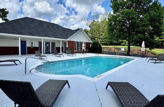 Chic 2-bedroom apartment with fitness room and Pool in welcoming Greenville