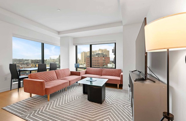 Chic 2BR/2BA Retreat in the Heart of Fenway Parkn
