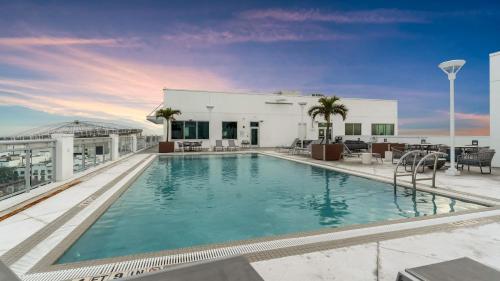 Chic 2BR Getaway Walk to Breweries and Art Walk