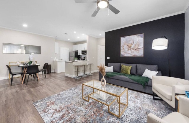 Chic 2BR Pool Gym Parkng Near Mayo Clnc Westwrld