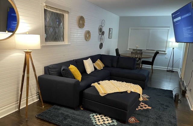 Chic 3bed 2bath Home with free parking close to United Center