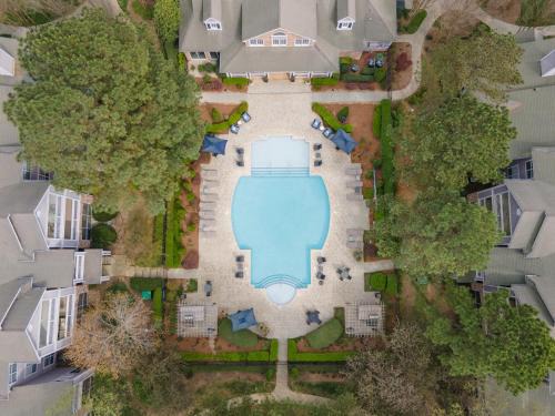 Chic and Comfy 2 BD, 2 Bath with Pool View, Pets Welcome