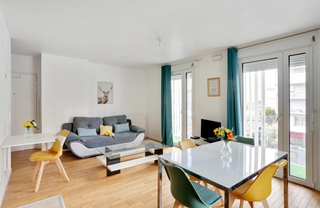 Chic apart with parking near Paris