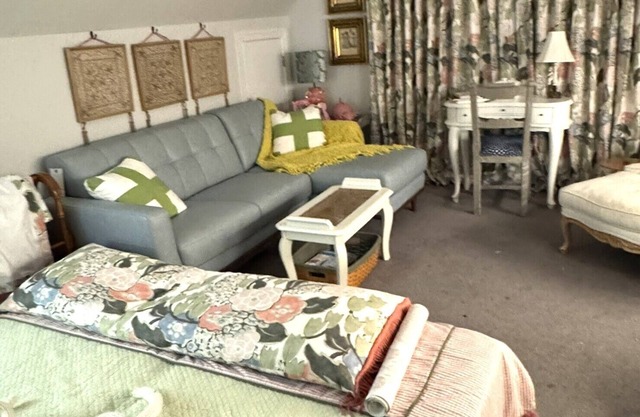 Chic Barbie Dream Suite for Female Traveling Nurses! Charlotte, NC