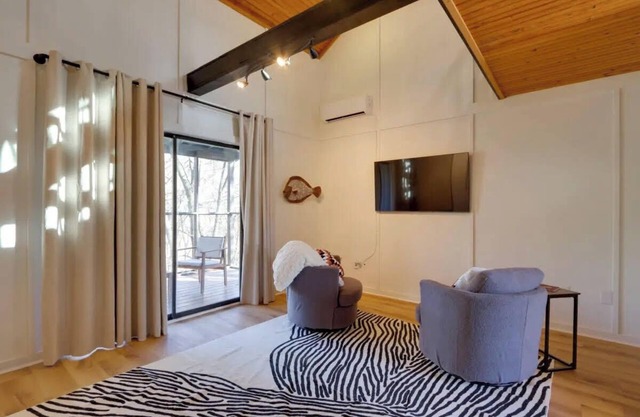 Chic Cabin! Less than 10 minutes from Downtown Siloam Springs