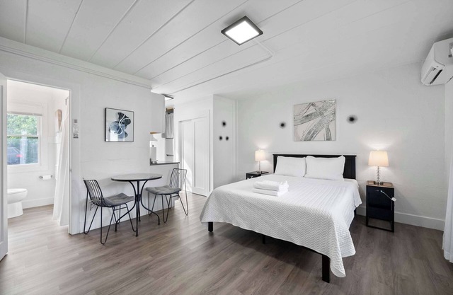Chic City Retreat 93I