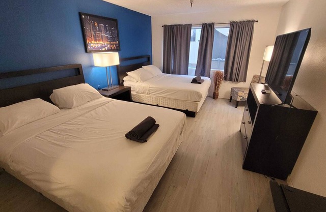 Chic Double Queen Bed Unit in Beverly Hills with AC + WiFi