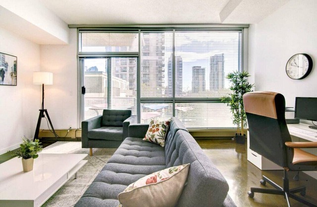 Chic DT Suite at Stampede w/Free Parking, AC