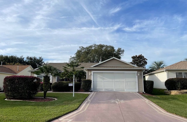 Chic Gem in The Villages - Modern Amenities & Prime Location! Call today!