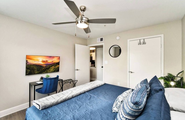 Chic Houston, King bed, NRG/TMC, Fireplace & Gym!