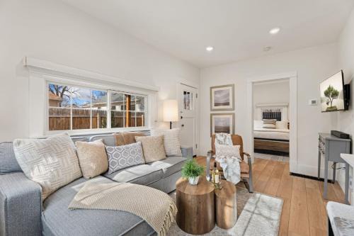 Chic Luxury Retreat in Old Town, Walk Everywhere!