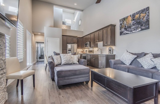 Chic, Modern Townhome in Rendezvous, Fraser. Newer Build with Cozy Fireplace