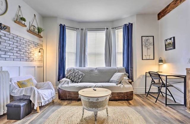 Chic Newark Escape w/Balcony < 14 Mi to NYC!