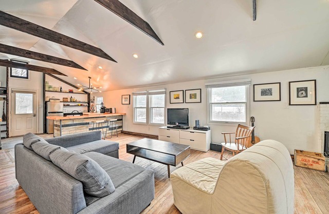 Chic Prattsville Studio w/Private Hot Tub!