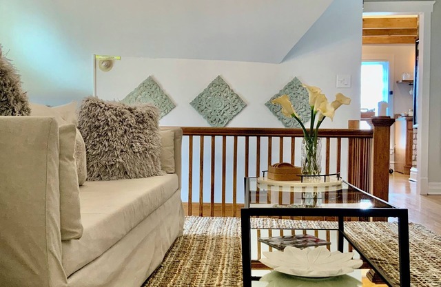 Chic Retreat, 2 Queen Beds, FREE PARKING, Walk to Train