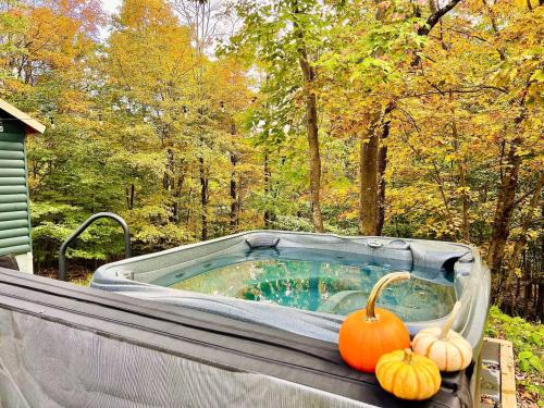 Chic 'treehouse' With Pedal Boat, Hot Tub,fire Pit