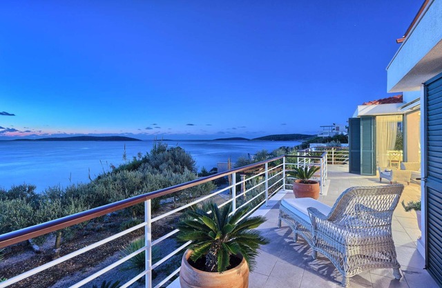 CHIC Vis - Villa Tempera - BEACHFRONT , WiFi Boat Mooring , 1200 m2 Olive garden
