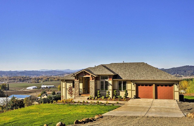 Chic Willamette Valley Home w/Deck & Vineyard!