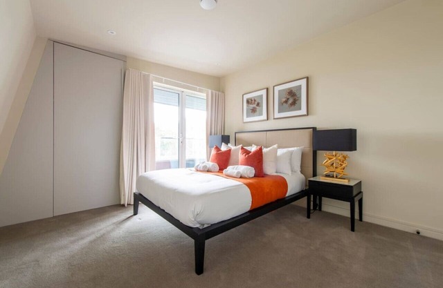 Chigwell 1BR + Study Escape