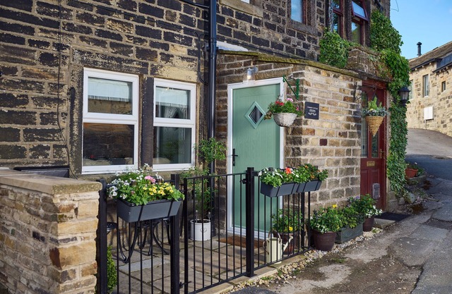 CHIMNEY COTTAGE, pet friendly, character holiday cottage in Hepworth