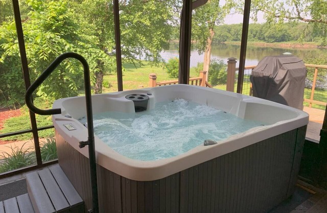 Chippewa Riverfront Retreat Sleeps 8 and Hot Tub