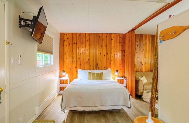 Christina Lake Rustic & Roomy, Sleeps 4, Private Terrace -Beaches, Golf, Fishing