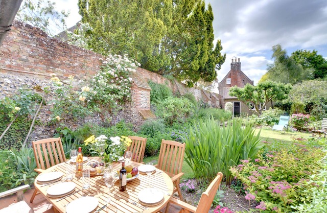 Church Cottage - Four Bedroom House, Sleeps 8