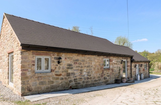 CHURN DASH COTTAGE, family friendly in Horsley Woodhouse