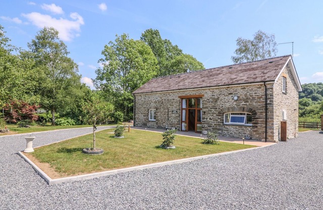 CILGWYN BACH, pet friendly, country holiday cottage in Llandysul