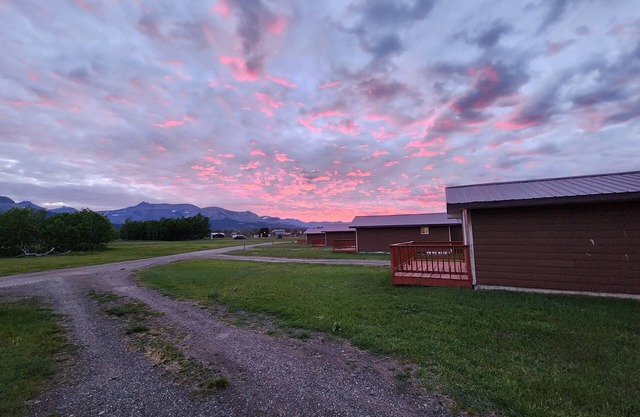 Circle R Cabin 6, Private Ranch, Mountain Views