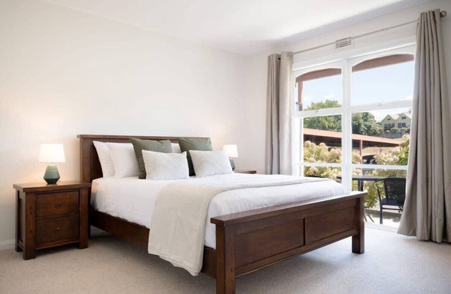 City Comfort: Near Hospital & City with Parking