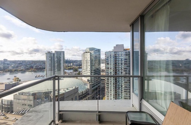 Cityview Condo with Pool and Workspace near Rogers Arena for 7