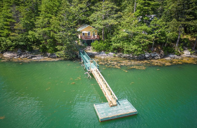 Classic Boathouse - 2BD Waterfront Cottage - Dock & Float Access