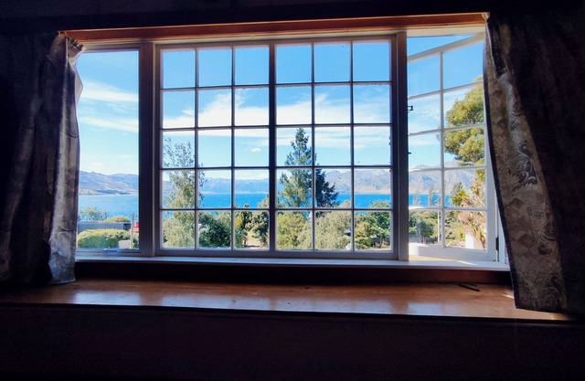 Classic Kiwi Crib, 100m walk to the lake with room for the whole family.