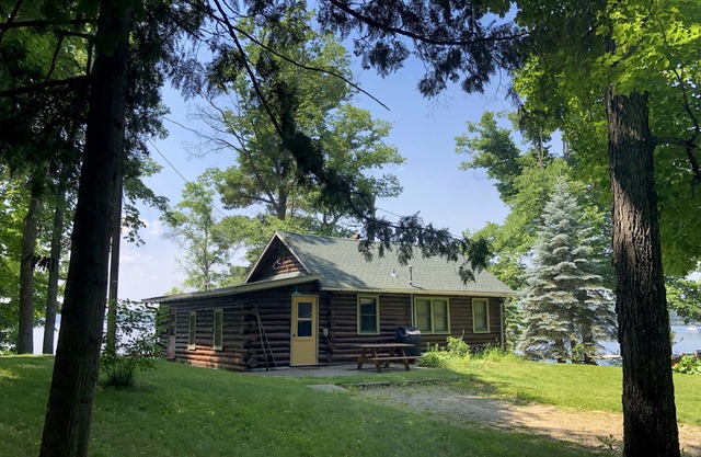 Classic Lakeside Log Cabin with Panoramic Views . Fish, Swim, Relax!