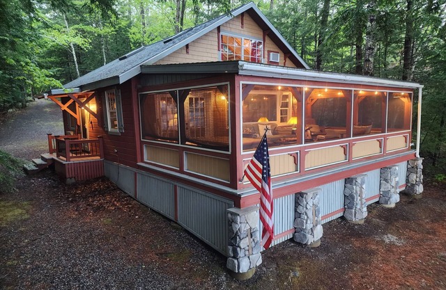 Classic Maine Lake Cottage, 25ft from lake shore!