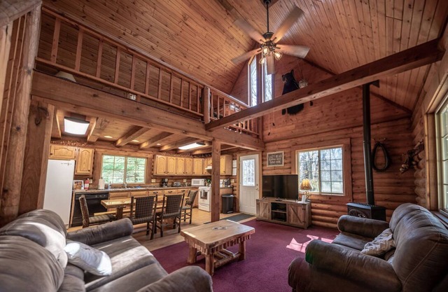 Classic Up North Log Cabin-Lazy Bear Lodge