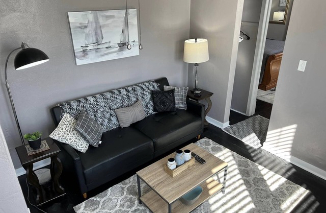 Classy Apt Mins from Airport and Peoria Hospitals Bartonville, IL