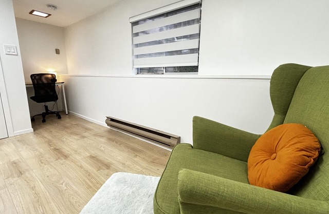 Clean 2BR Basement w/King bed in Heritage Home