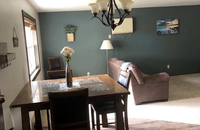 Clean and Comfy! 2 Bedrooms!