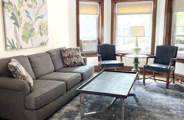 Clean and Comfy Updated Apt in Convenient Location