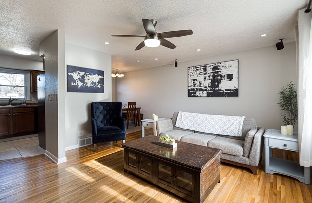 Clean and updated with a Hot TubnMinutes away from the new Bettendorf Waterpark