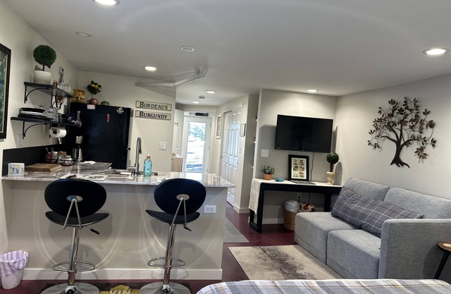 CLEAN & PRIVATE studio w/kitchenette, free parking, central location, pets ok
