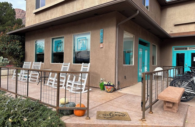 Clean, Spacious 2 BDRM, in the heart of Springdale! Sleeps 4-6. Shuttle stop#5