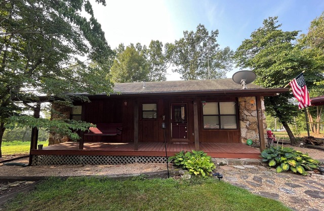 Clean, Spacious, Cozy Cabin, Less than 1/2 to Marina, Sleeps 8, Cell Service