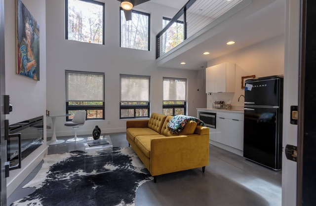 *Cleaning Fee Included* Mini modern cabin nestled in the peaceful hills between Jackson and Putnam County, minutes away from CUMMINS FALLS STATE PARK. Designed for comfort and style, this vacation rental seamlessly blends modern charm with wooded s