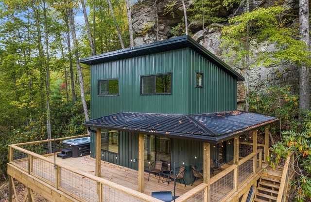 Cliffside Treehouse - Modern Treehouse Escape with Hot Tub