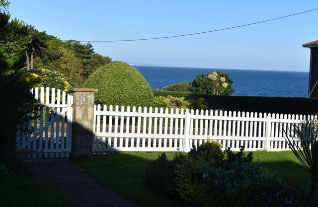'Cliffway', a peaceful cottage, own gdn, SEA VIEW, 5min walk beach/restaurants